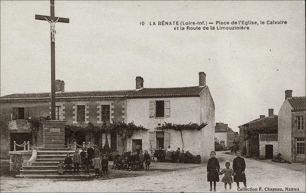 La place de l'église dans le bourg de Corcoué-sur-Logne dans les années 1900.