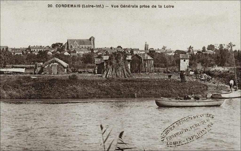 Vue du bourg de Cordemais depuis les berges de la Loire dans les années 1900.