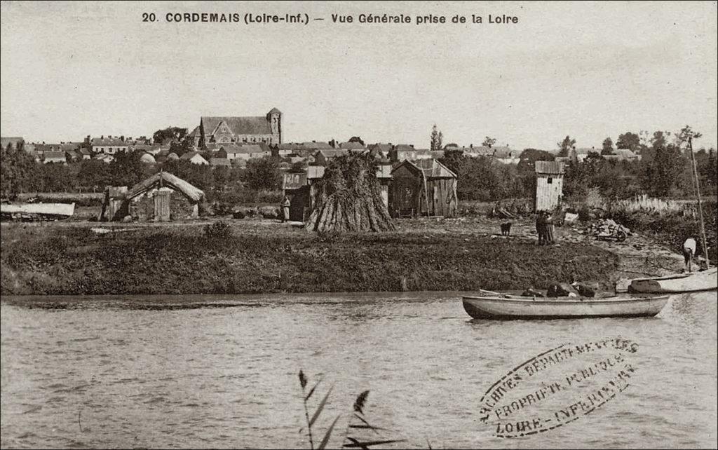 Vue du bourg de Cordemais depuis les berges de la Loire dans les années 1900.