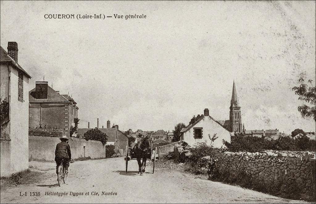 Vue générale du bourg de Couëron dans les années 1900.