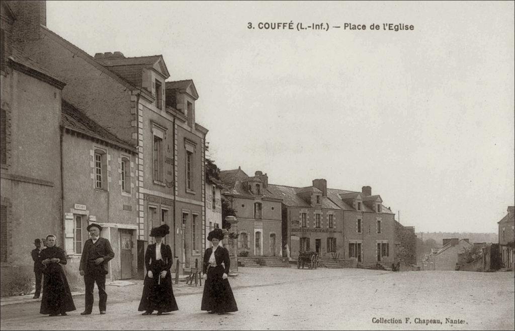 La place de l'église dans le bourg de Couffé dans les années 1900.