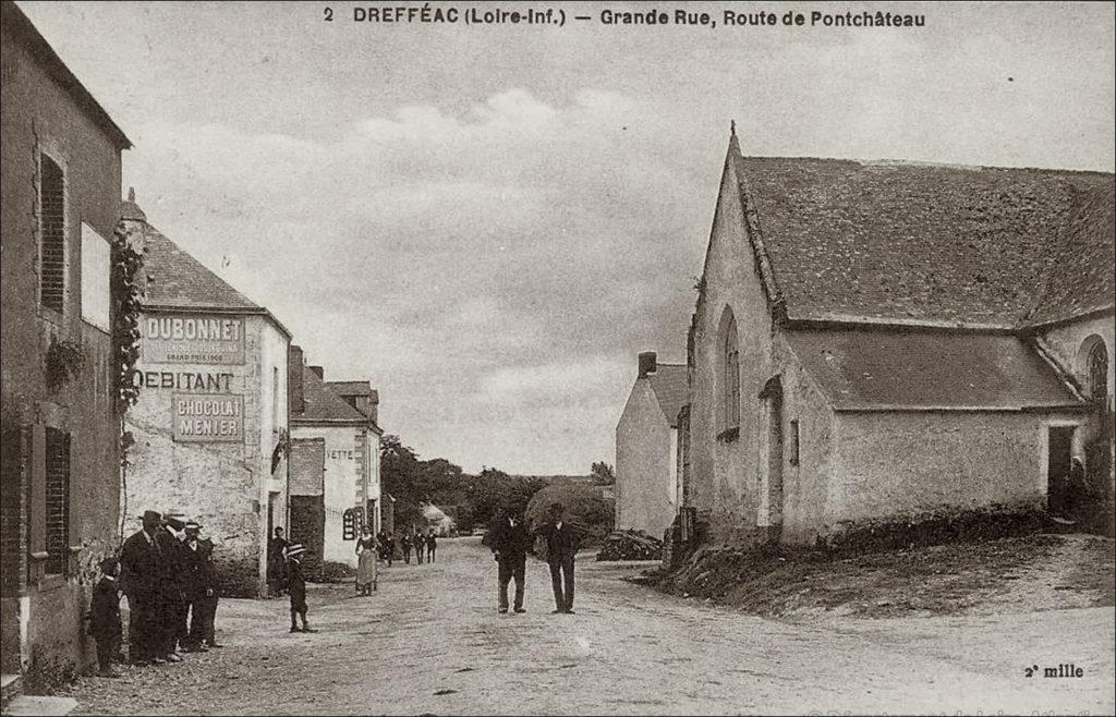 La Grande Rue dans le bourg de Drefféac dans les années 1900.