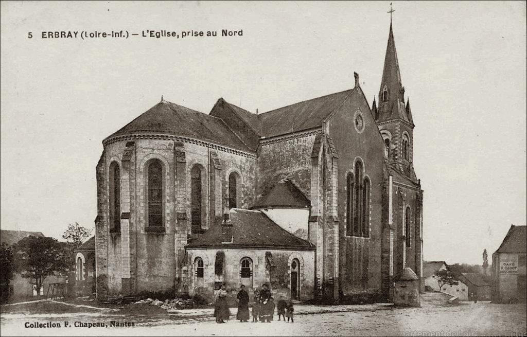 L'église Saint-Martin dans le bourg d'Erbray dans les années 1900.