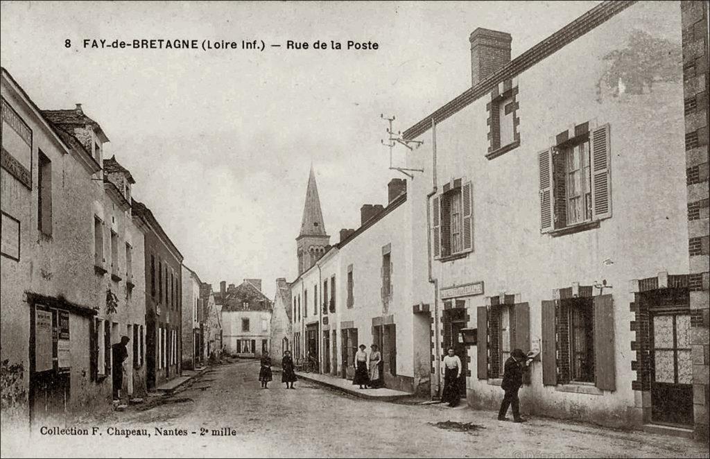 La rue de la poste dans le bourg de Fay-de-Bretagne dans les années 1900.