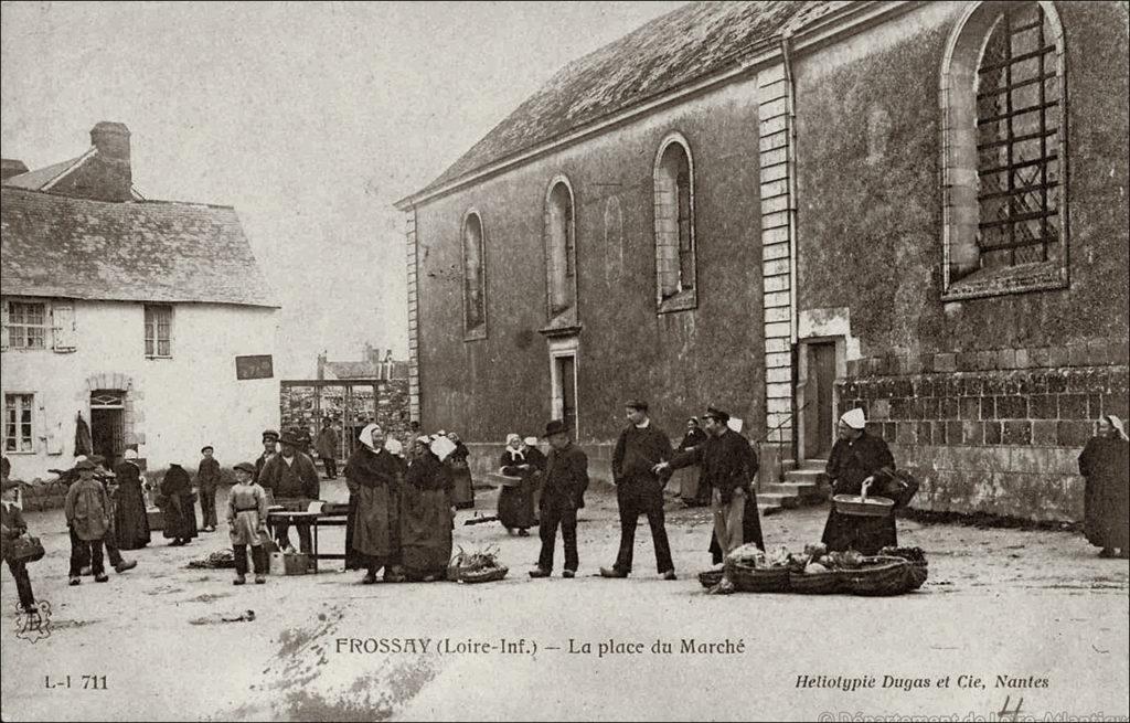 La place du marché dans le bourg de Frossay dans les années 1900.