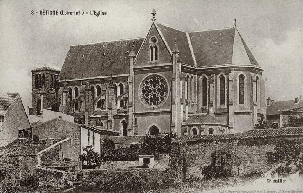 L'église dans le bourg de Gétigné dans les années 1900.