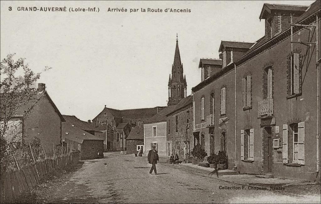 Vue générale du bourg de Grand-Auverné dans les années 1900.