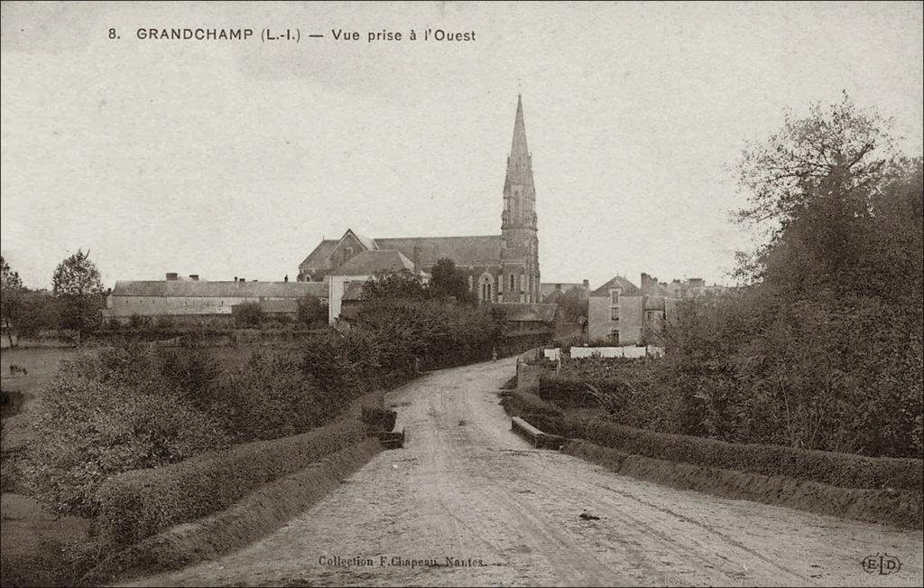 Vue du bourg de Grandchamps-des-Fontaines dans les années 1900.