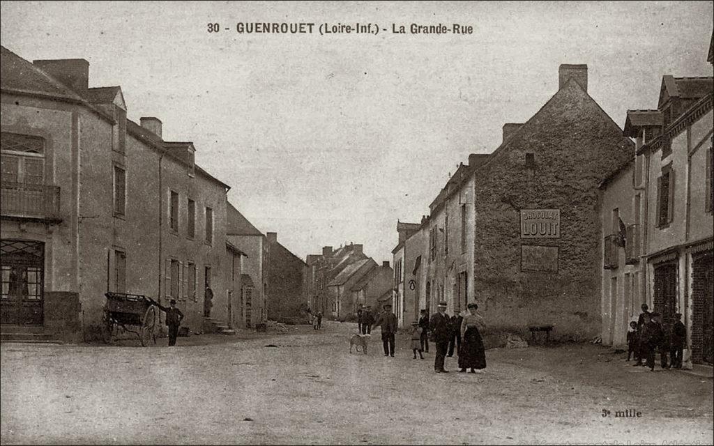 La Grande Rue du bourg de Guenrouët dans les années 1900.
