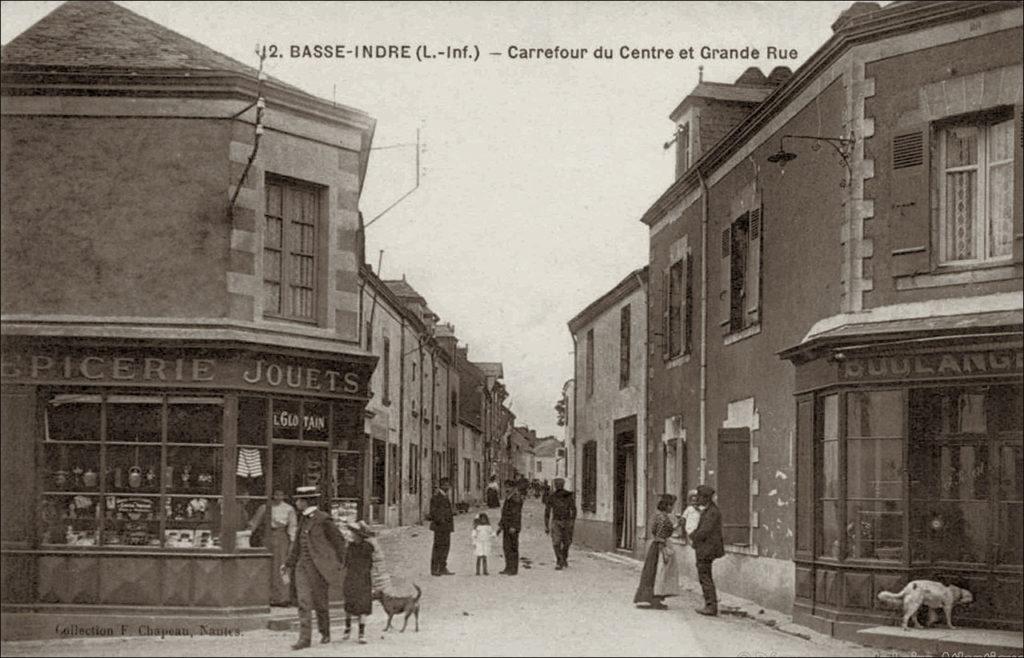 Carrefour du centre à Basse-Indre sur la commune d'Indre dans les années 1900.
