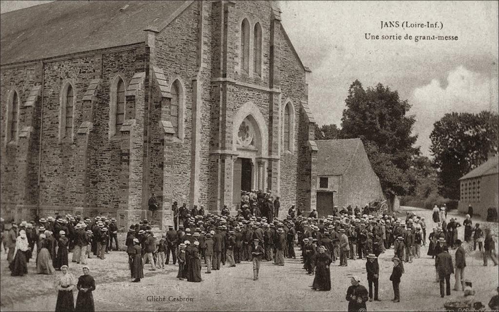 Sortie de messe dans le bourg de Jans dans les années 1900.