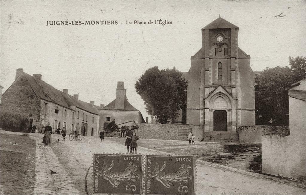 La place de l'église dans le bourg de Juigné-des-Moutiers dans les années 1900.