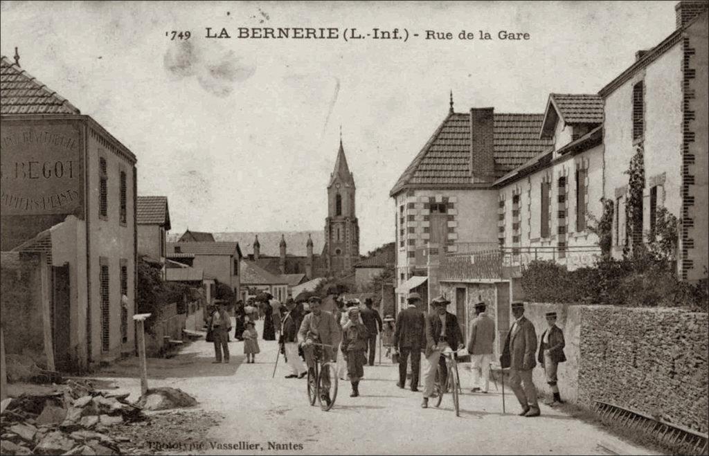 La rue de la gare dans le bourg de La Bernerie-en-Retz dans les années 1900.
