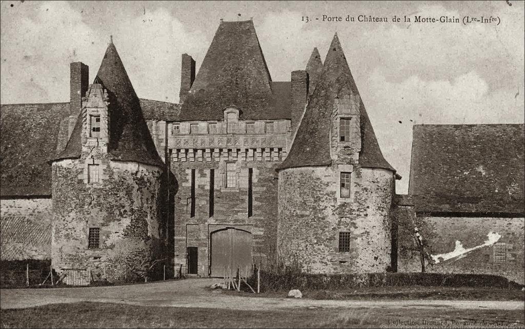 Le château de la Motte Glain sur la commune de La Chapelle-Glain dans les années 1900.