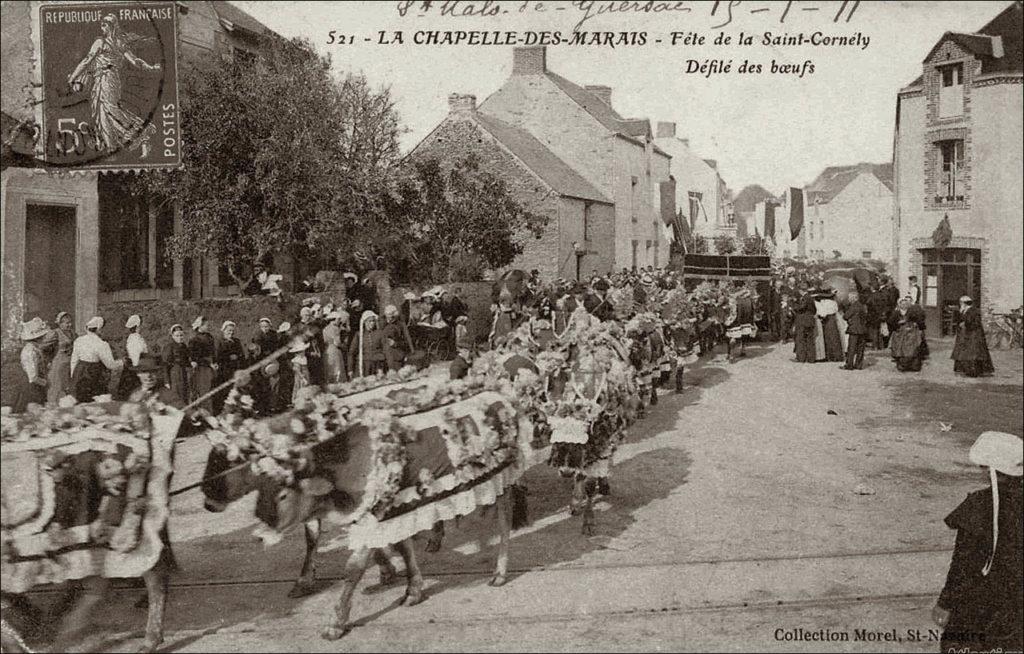 Jour de fête dans le bourg de La Chapelle-des-Marais dans les années 1900.