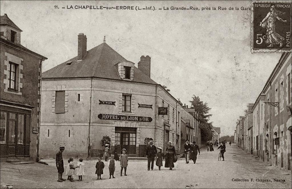 La Grande Rue dans le bourg de La Chapelle-sur-Erdre dans les années 1900.
