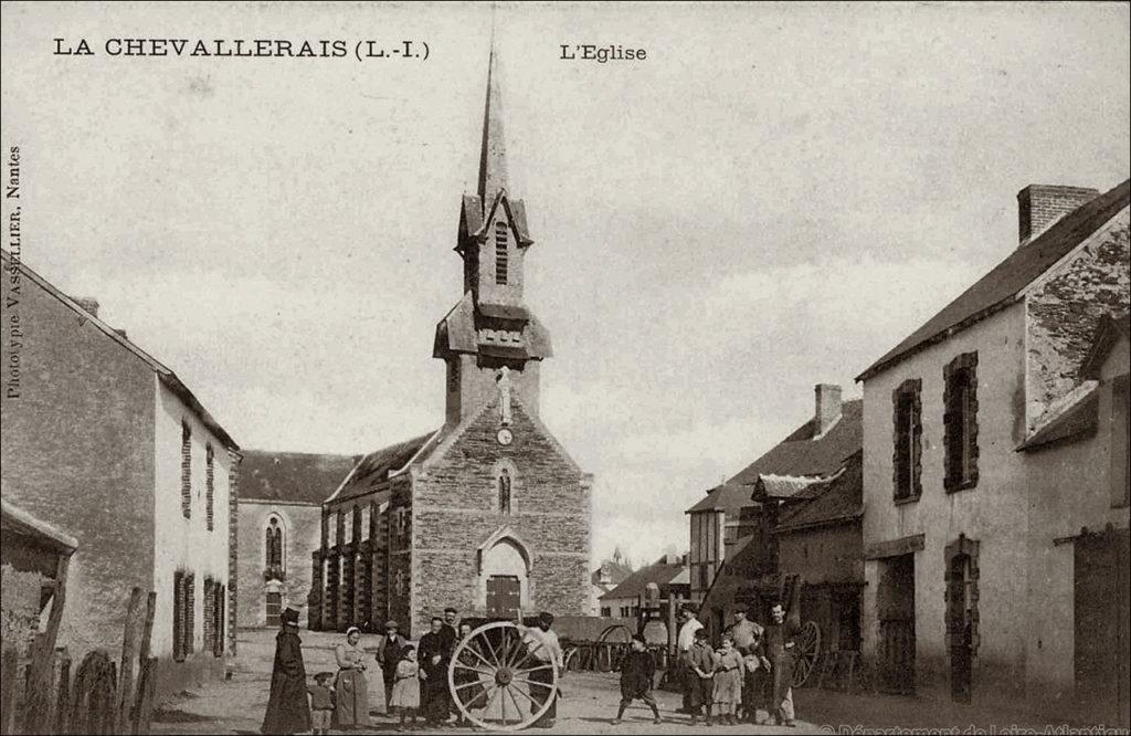 L'église dans le bourg de La Chevallerais dans les années 1900.