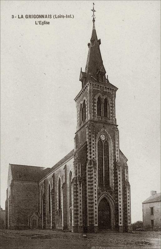 L'église Saint-Victor dans le bourg de La Grigonnais dans les années 1900.