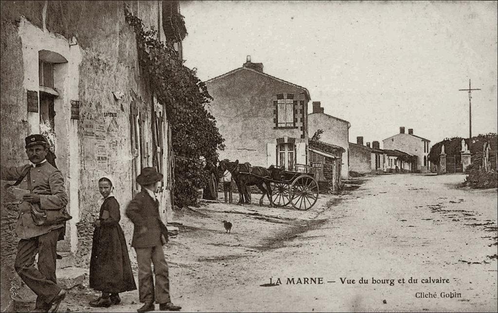 Vue du calvaire et du bourg de La Marne dans les années 1900.