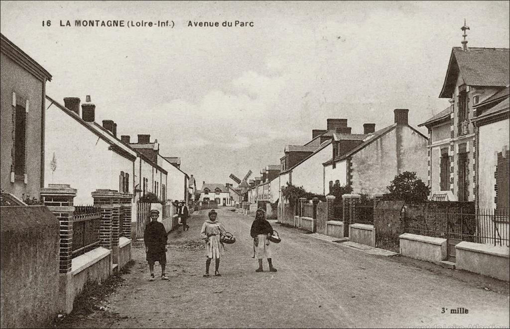 L'avenue du Parc dans le bourg de La Montagne dans les années 1900.