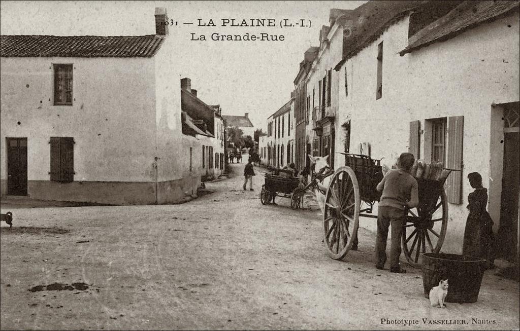 La Grande Rue du bourg de La Plaine-sur-Mer dans les années 1900.