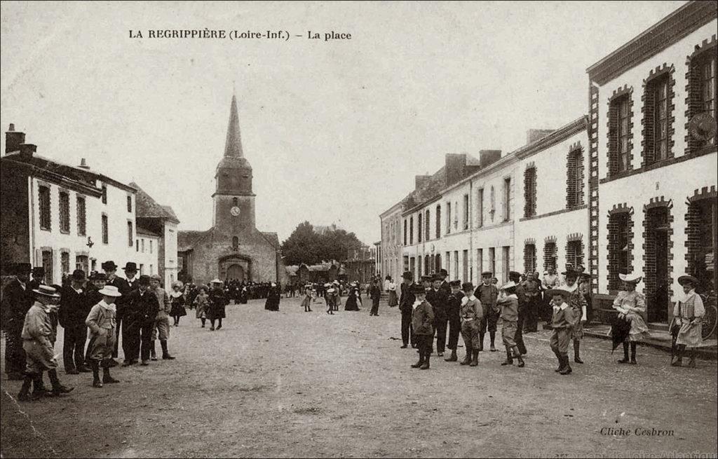 La place du bourg de La Regrippière dans les années 1900.