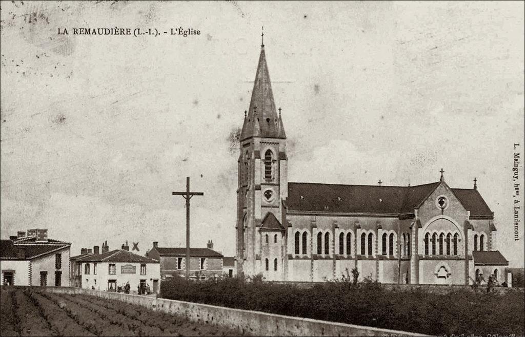 L'église et le calvaire dans le bourg de La Remaudière dans les années 1900.