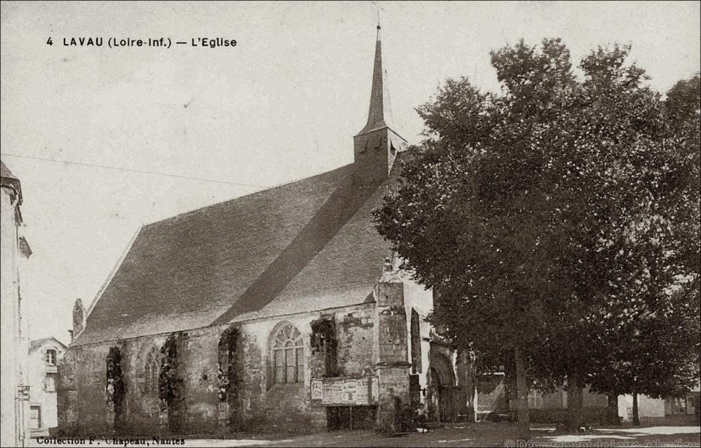 L'église du bourg de Lavau-sur-Loire dans les années 1900.