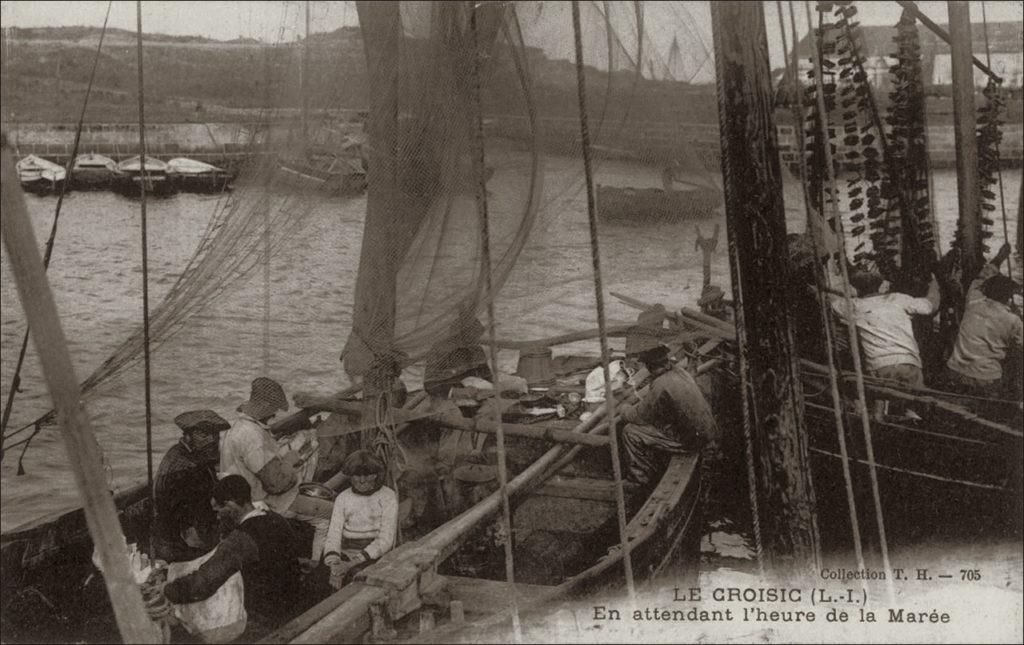 Des pêcheurs dans le port du Croisic dans les années 1900.