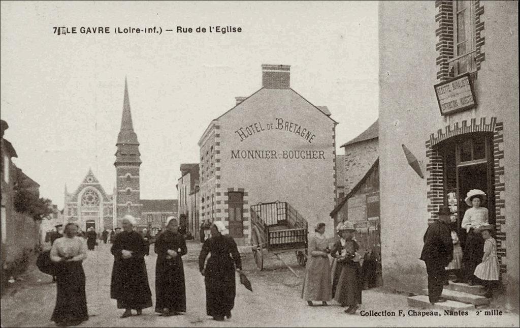 La rue de l'église dans le bourg de Le Gâvre dans les années 1900.