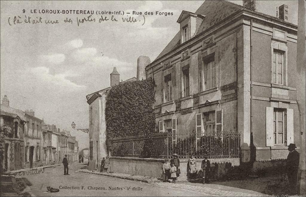 La rue des Forges dans le bourg de Le Loroux-Bottereau dans les années 1900.