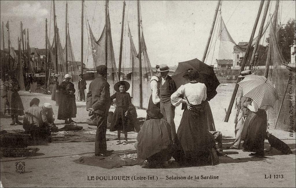 Salaison de la sardine sur le port du Pouliguen dans les années 1900.