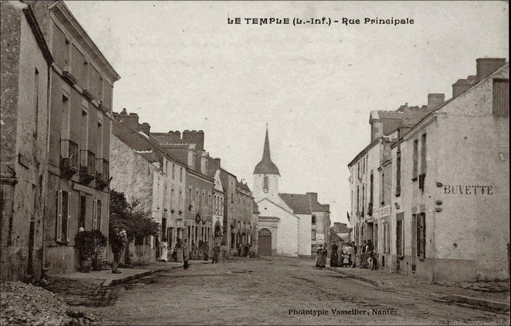 La rue principale du bourg de Temple-de-Bretagne dans les années 1900.