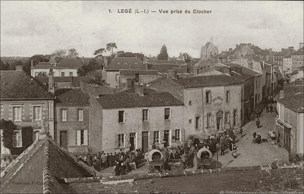 Le bourg de Legé depuis le clocher de l'église dans les années 1900.
