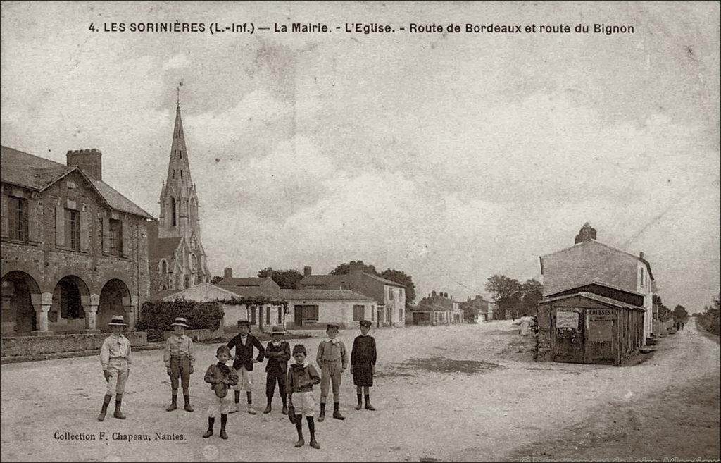 La mairie et l'église dans le bourg de Les Sorinières dans les années 1900.
