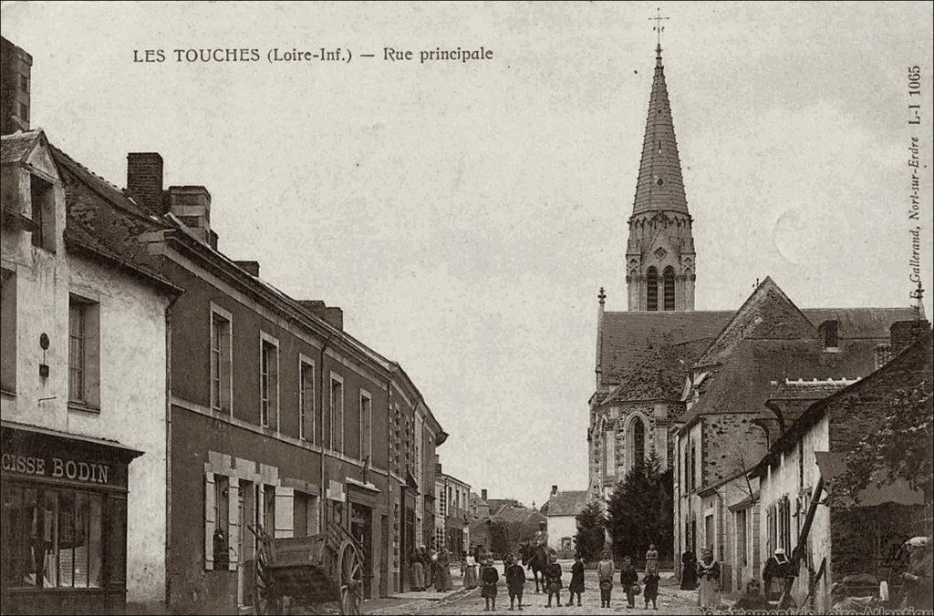 Rue principale du bourg de Les Touches dans les années 1900.