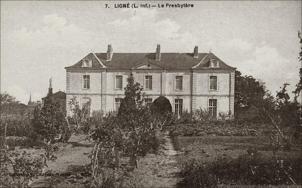 Le presbytère de la paroisse de Ligné dans les années 1900.