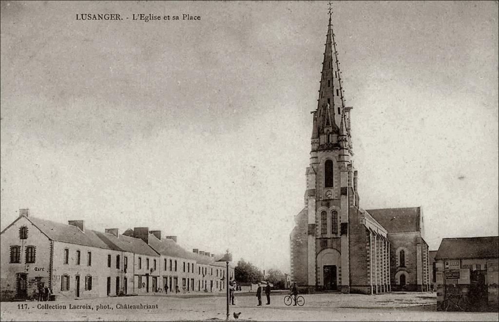 L'église et la place du bourg de Lusanger dans les années 1900.