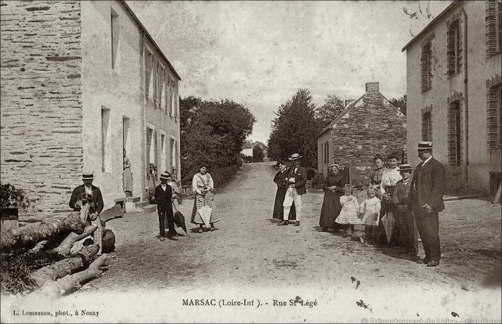 La rue saint Légé dans le bourg de Marsac-sur-Don dans les années 1900.