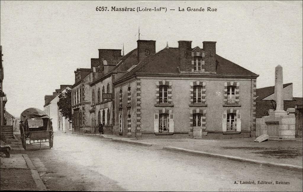 La grande rue du bourg de Massérac dans les années 1900.