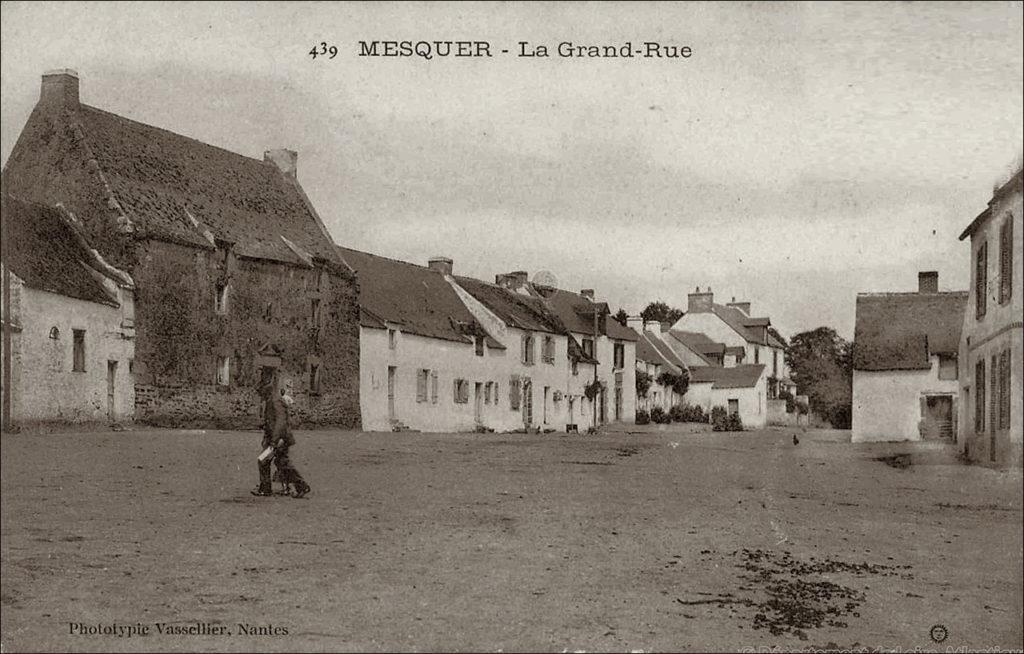 La grande rue dans le bourg de Mesquer dans les années 1900.