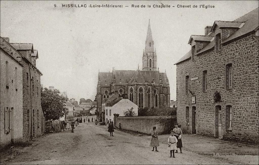 La rue de la Chapelle dans le bourg de Missillac dans les années 1900.