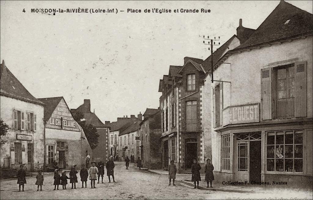 La place de l'église dans le bourg de Moisdon-la-Rivière dans les années 1900.