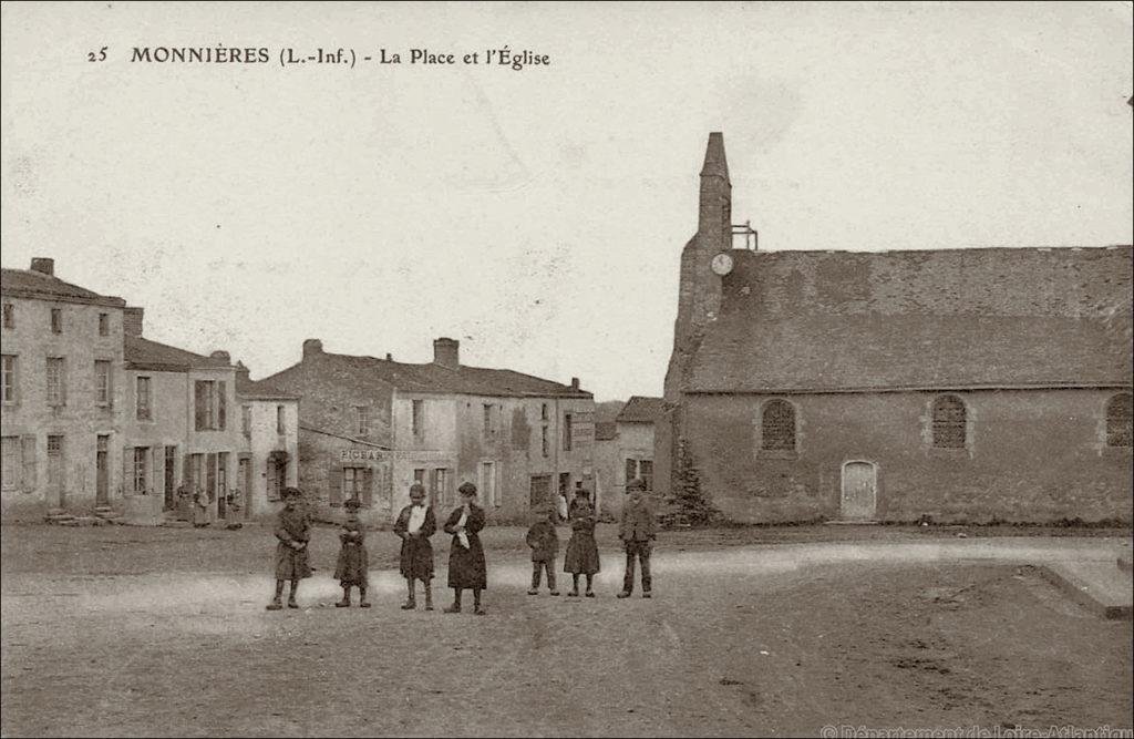 La place et l'église du bourg de Monnières dans les années 1900.