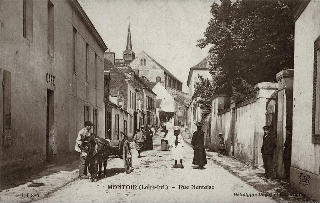 La rue Nantaise dans le bourg de Montoir-de-Bretagne dans les années 1900.