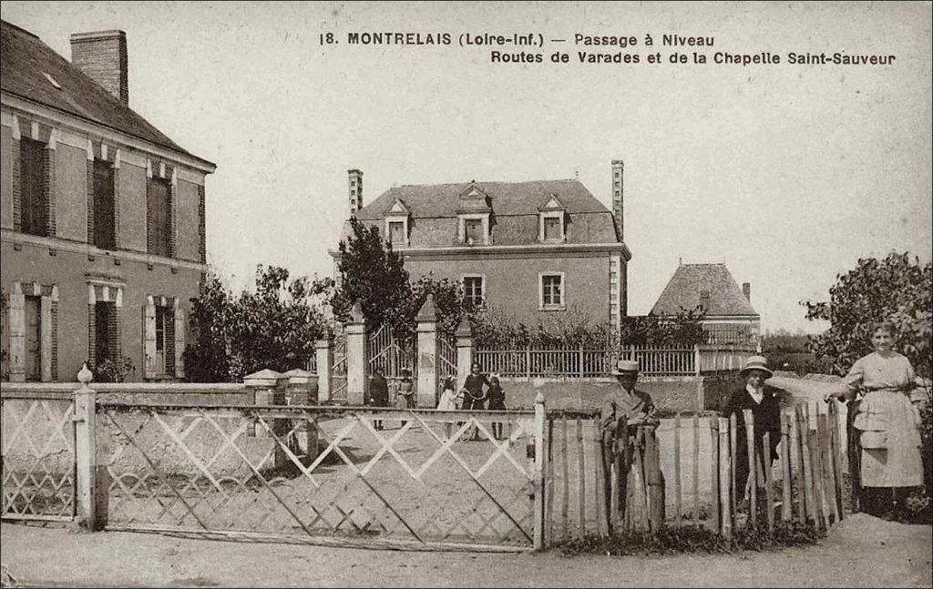 Le passage à niveau dans le bourg de Montrelais dans les années 1900.