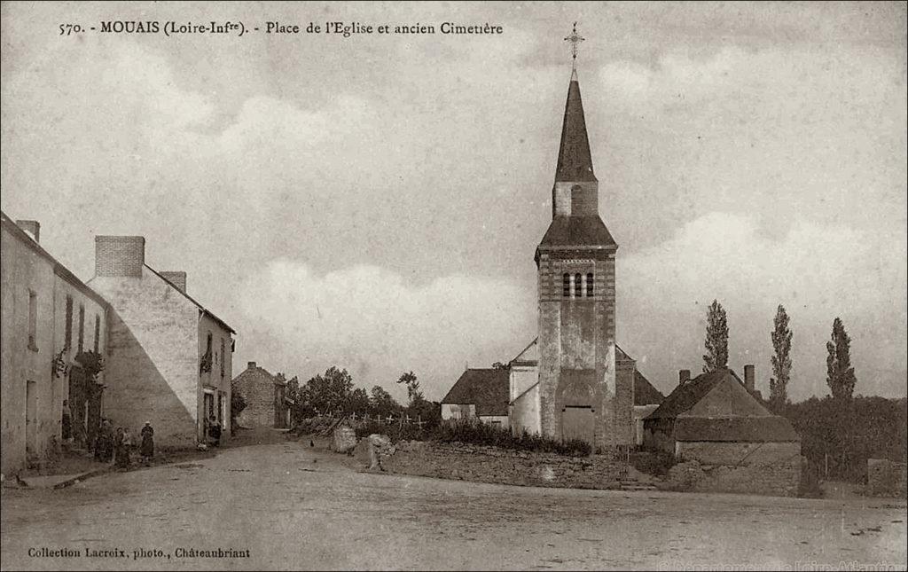 La place de l'église dans le bourg de Mouais dans les années 1900.