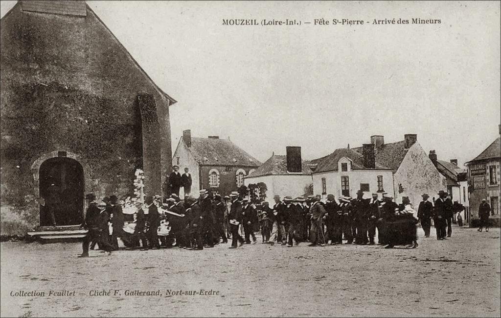 Fête de la St-Pierre dans le bourg de Mouzeil dans les années 1900.