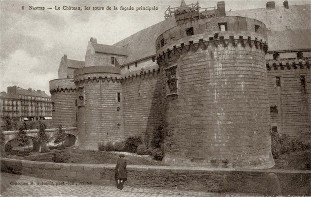 Les tours du château dans la ville de Nantes dans les années 1900.