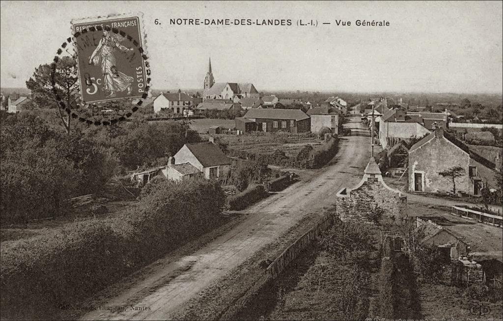 Vue générale du bourg de Notre-Dame-des-Landes dans les années 1900.